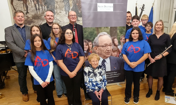 Gruppenbild Frau Deutsch mit Schülern und Lehrern der Alex-Deutsch-Schule